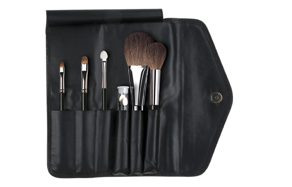 da Vinci Serie 4824 Das Etui ist aus
echtem, schwarzen
Nappaleder,
Innenseite aus
schwarzem Kunstleder Inhalt: 964-6 · 964-10 · 3734/1
37035 · 9014 ·9514