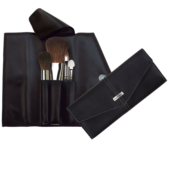 da Vinci Serie 4828 In einem hochwertigen Etui aus schwarzem
Nappaleder sind enthalten:
1 Rougepinsel rund, Serie 9022
1 Puderpinsel oval, Serie 9522
1 Lippenpinsel, Serie 964K No. 6
1 Applikator, Serie 3702