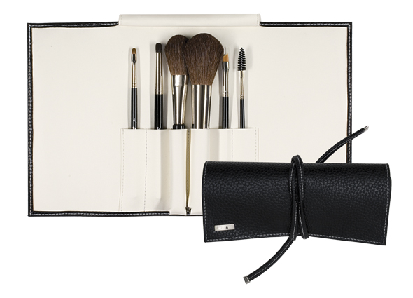 da Vinci Serie 4854 Diese exklusiven Pinselsets für das tägliche Make-up
enthalten die populärsten Formen unserer beliebten
CLASSIC-Linie. Das Etui besteht auf der Außenseite aus geschmeidigem,
schwarzen SOFT-Material, innen aus cremefarbenem
Kunstleder. Bei Bedarf kann es z