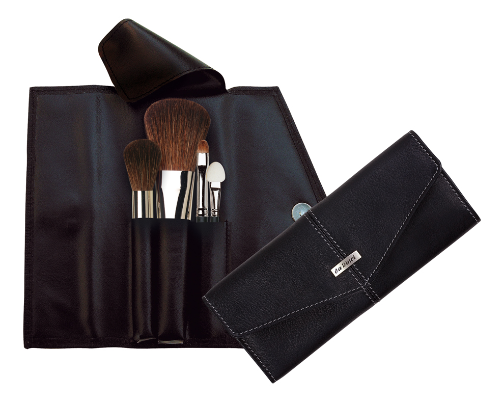 da Vinci Serie 4828 In einem hochwertigen Etui aus schwarzem
Nappaleder sind enthalten:
1 Rougepinsel rund, Serie 9022
1 Puderpinsel oval, Serie 9522
1 Lippenpinsel, Serie 964K No. 6
1 Applikator, Serie 3702