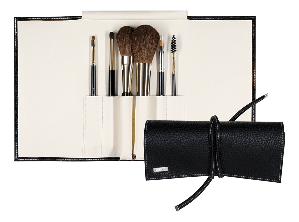 da Vinci Serie 4854 Diese exklusiven Pinselsets für das tägliche Make-up
enthalten die populärsten Formen unserer beliebten
CLASSIC-Linie. Das Etui besteht auf der Außenseite aus geschmeidigem,
schwarzen SOFT-Material, innen aus cremefarbenem
Kunstleder. Bei Bedarf kann es z